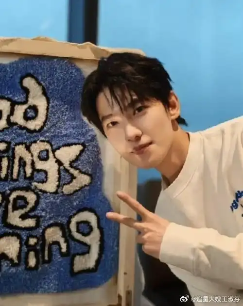 杨洋男大风#杨洋三亚日常照这满满的男大味道好让人着迷啊简单的穿搭