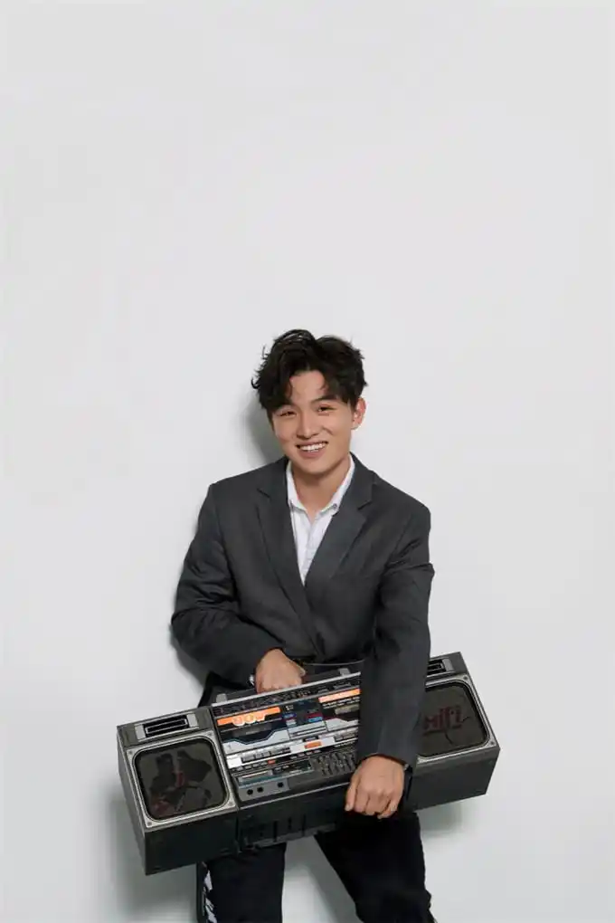 郑伟发布另类时尚写真 获评艺考"啦啦队队长"