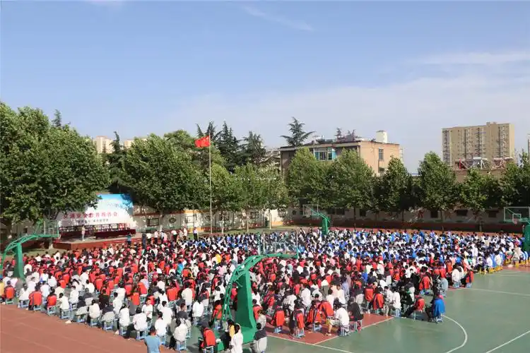 最美交警进校园白水县城关中学举行交通安全知识讲座