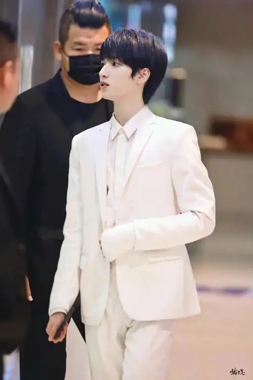 断手白西装严 我记得是理肤泉广.