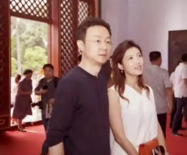 回顾春妮坚持丁克17年二婚嫁给刚强如今一家三口幸福甜蜜