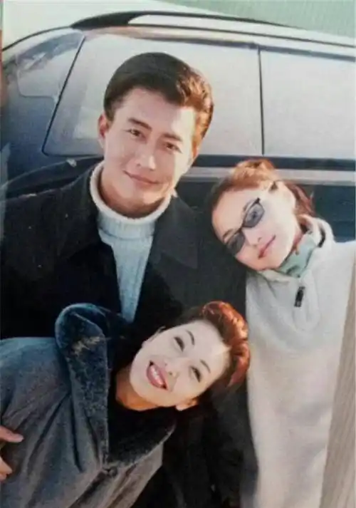 53岁的江珊晒照,令人惊艳!她和田小洁互动好甜!真的好事将近?