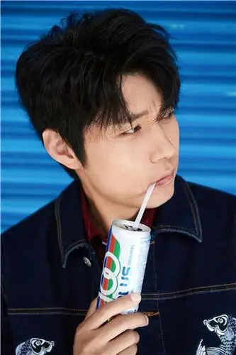 艾伦成熟魅力写真曝光 别具一格诠释时尚态度