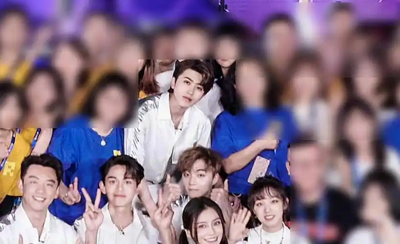 跑男9杀青合照,baby稳站c位,蔡徐坤和李晨的互动太有爱了_宋雨琦_因为