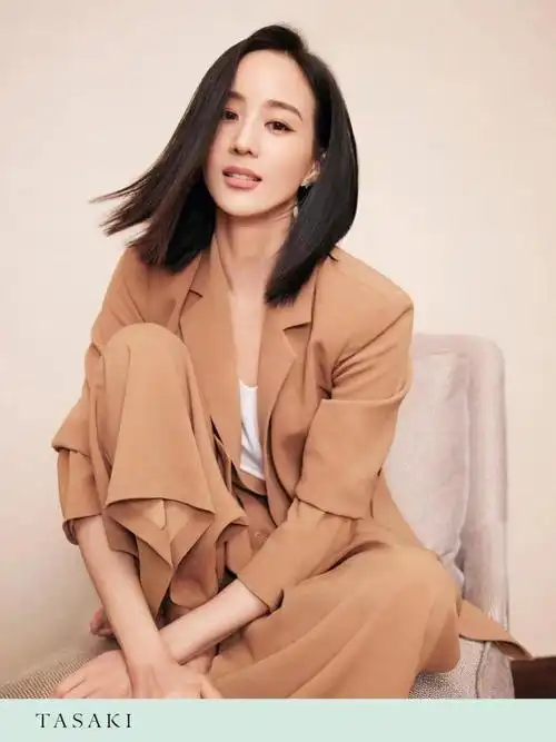 演员张钧甯佩戴tasakiabstractstar耳环出席活动闪耀星光点缀耳畔尽显