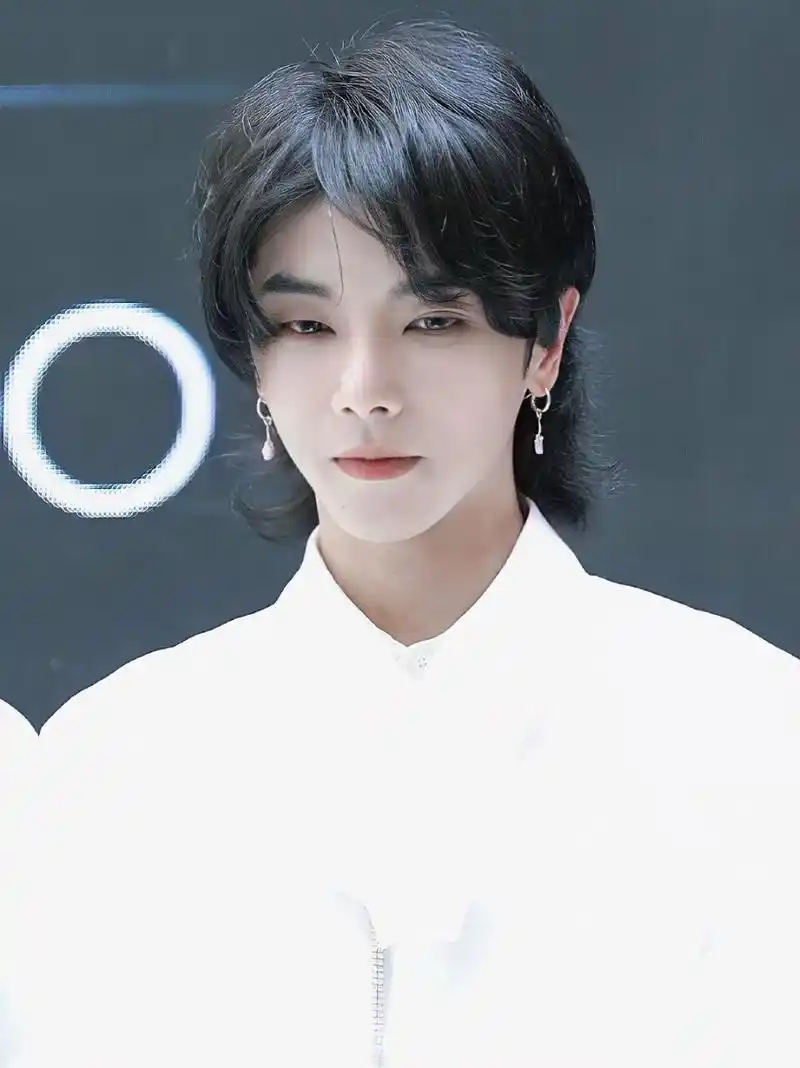 歌王华晨宇卷毛狼尾头自拍!长发组狂喜!_发型