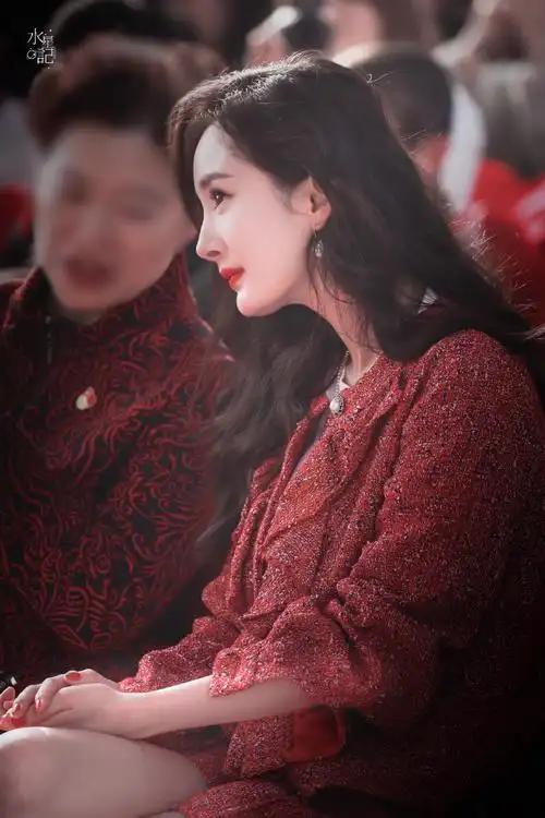 杨幂现身龙年春晚彩排#杨幂 7015 2019北京卫视春晚发布会现场