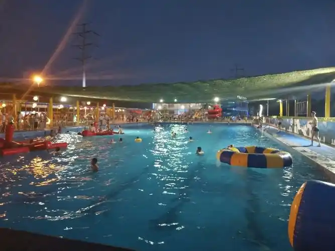 宿迁市黄河谷水上乐园的夜晚风景如画游人如织.