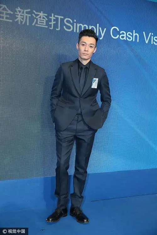 周柏豪黑色西服套装 金属钉皮鞋帅气绅士