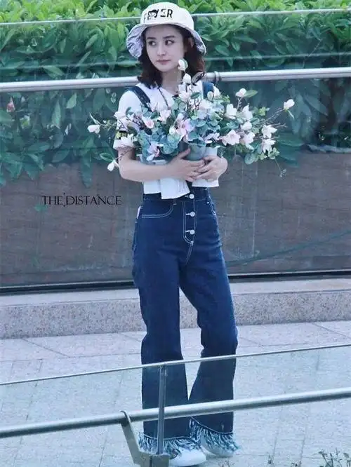 赵丽颖产后首现身,明明都是渔夫帽造型,风格却差这么多!