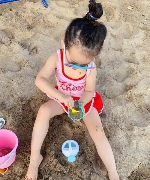 小米粒会唱会跳,性格非常活泼开朗,前不久,伊能静分享了一个小米粒的