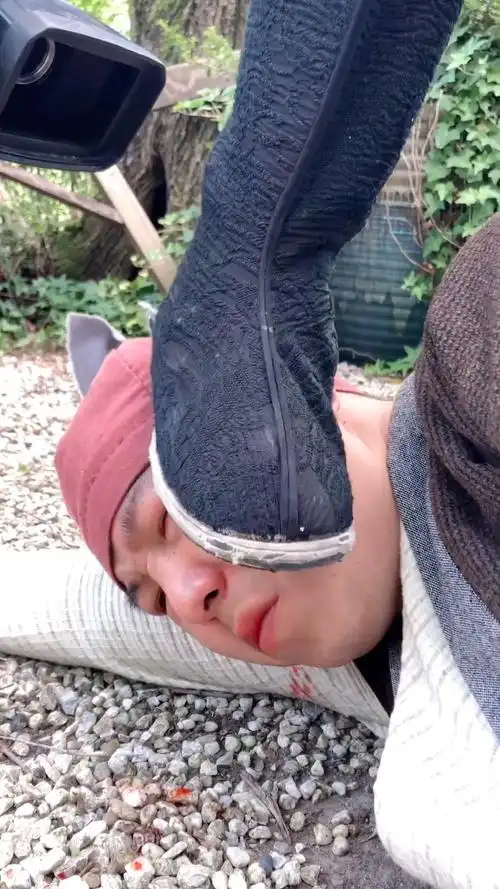 拍戏那点事#电影里被踩脸原来是这样拍出来的