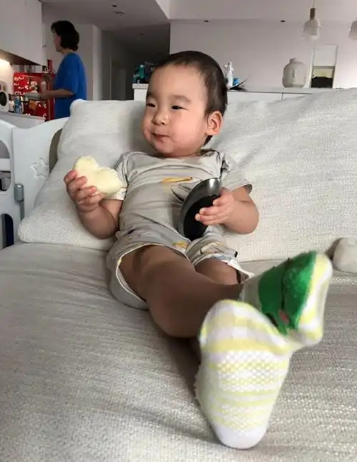 叶一茜公布森碟身高只有158cm吴京儿子翘二郎腿看电视引爆笑