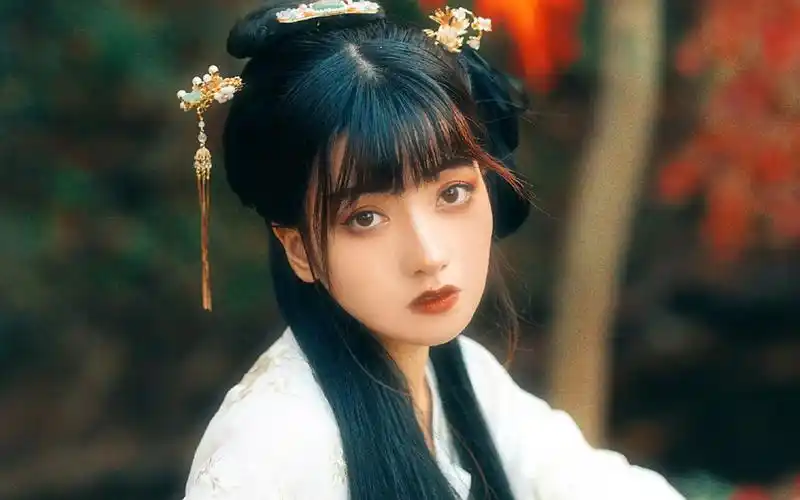 冷艳古风美女枫叶林写真图片壁纸