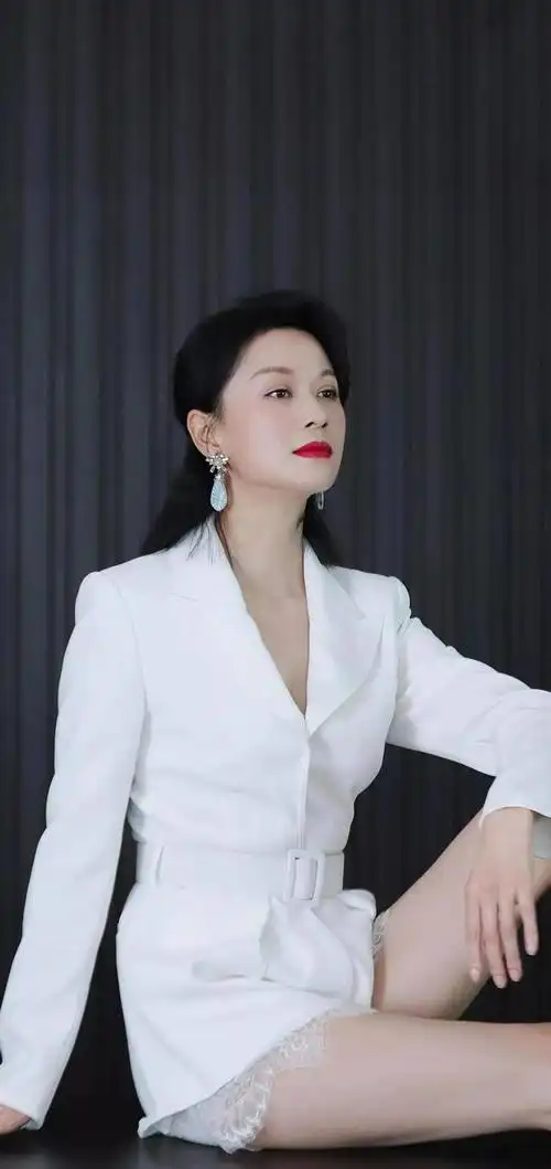 这谁能抗拒啊45岁的倪虹洁身材丰满真是魅力十足