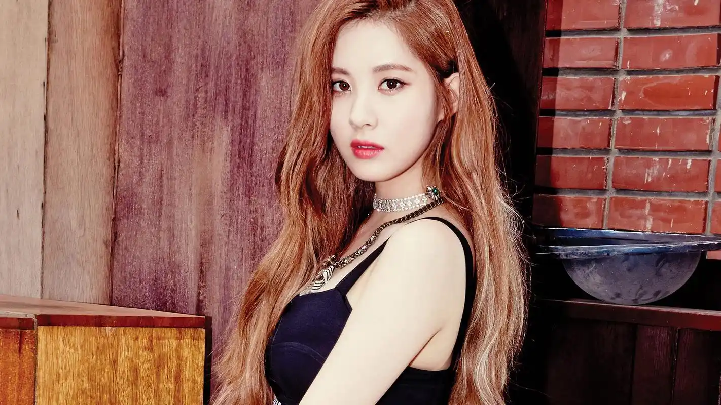 林允儿好看桌面壁纸_韩国大长腿美女