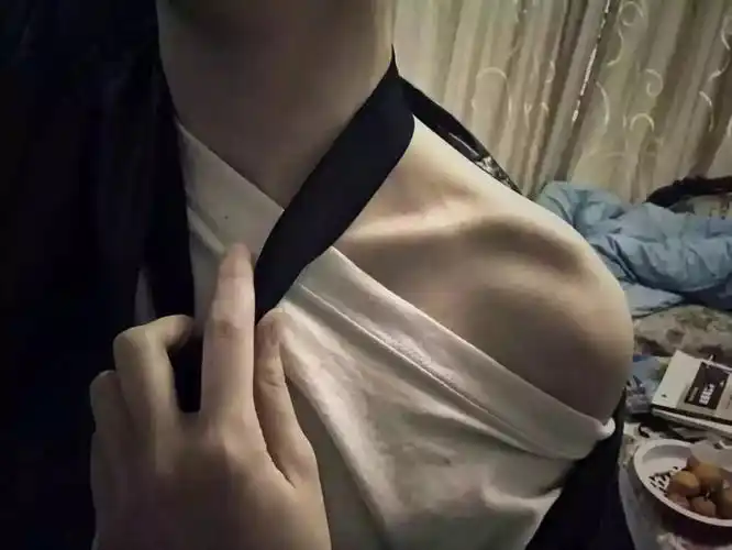 男生 锁骨