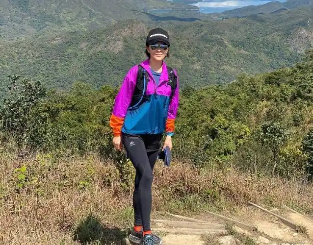 65岁刘嘉玲近照放出,身穿撞色运动风套装出镜,网友:真不服老_设计_黑