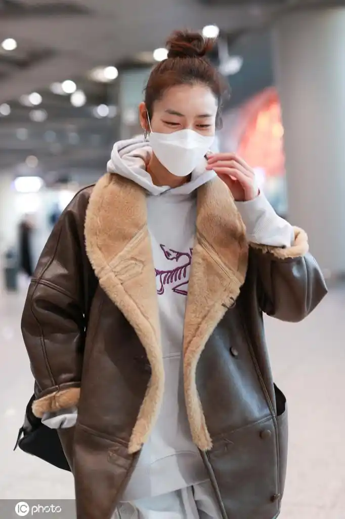 刘雯梳着丸子头轻盈甜美笑眼盈盈清甜可人