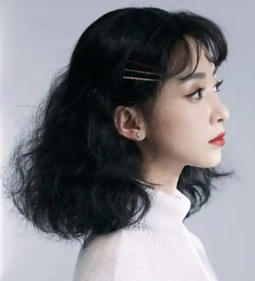 吴谨言短发真是剪对了真空穿裸粉背带裙甜美可爱小女人味十足