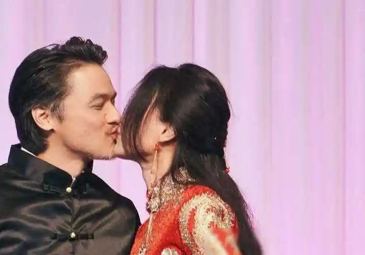 舒淇与冯德伦浪漫派对庆祝结婚纪念日,甜蜜拥吻羡煞旁人