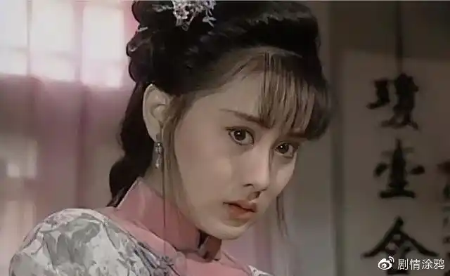 阿姨也非常宠爱陈德容,《梅花烙》中的白吟霜和《一帘幽梦》中的紫菱