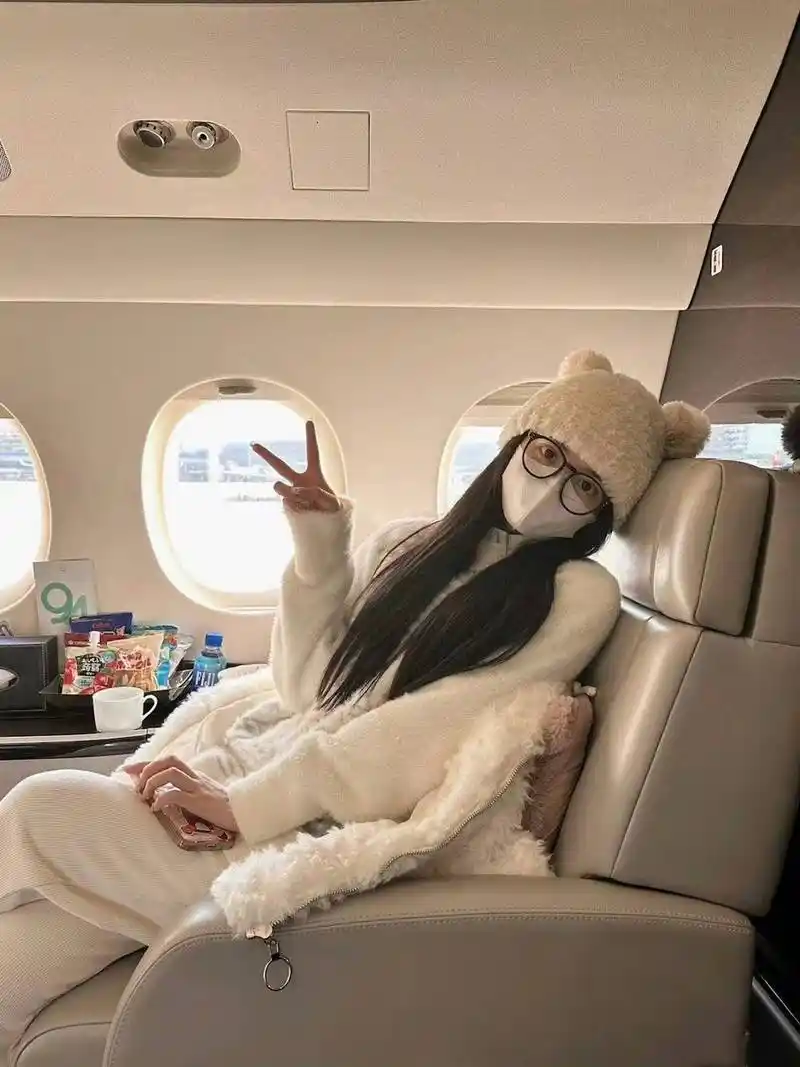 小八觉得也不见得,因为就在这个月初,当初的女友小羽还在王思聪家开