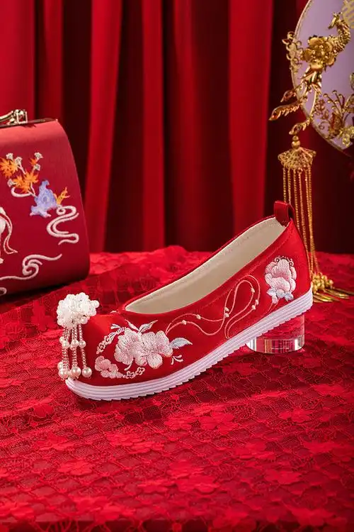红色婚鞋女新款平跟秀禾鞋中式敬酒新娘鞋结婚鞋子古风汉服搭配鞋