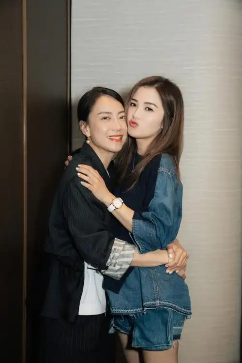 生活有星意##容祖儿twins霍汶希晒团建合照