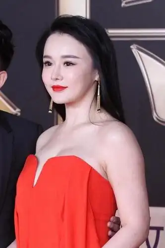 邹市明太有眼光了,妻子冉莹颖穿红色裹胸礼服时髦高级,美艳动人