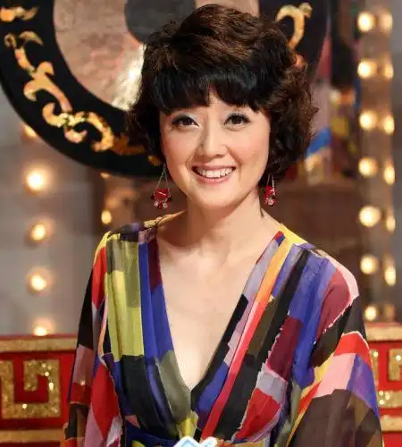 摇尾谄媚,上海六位主持人"一站成名",人无风骨与蓬蒿何异!