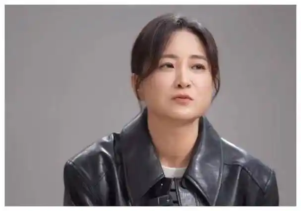 女星贾玲减肥后首现身,接受央视直播采访,气质大变颜值明显提升_电影