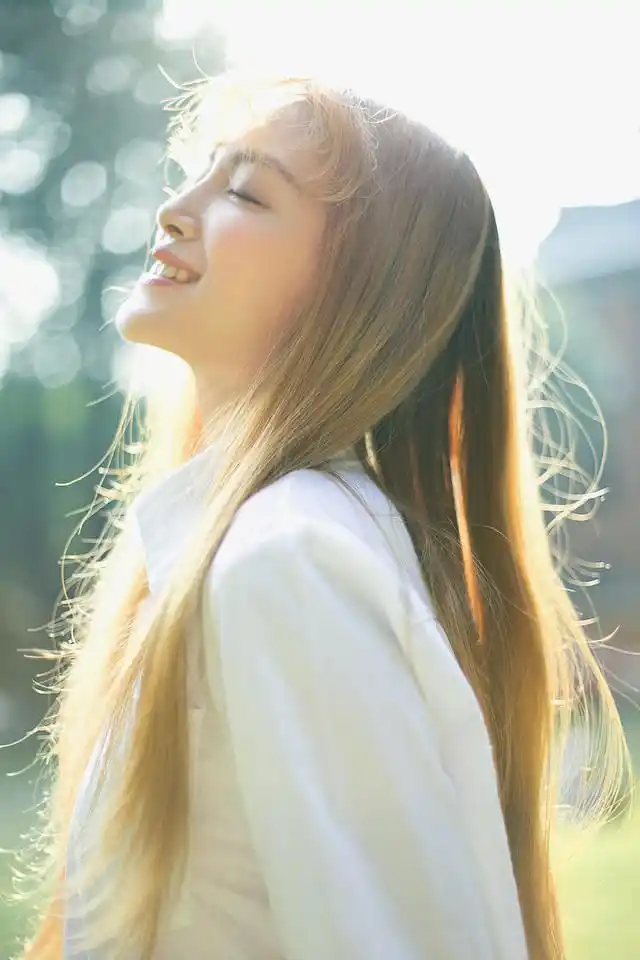 阳光下白衬衫美女笑容灿烂