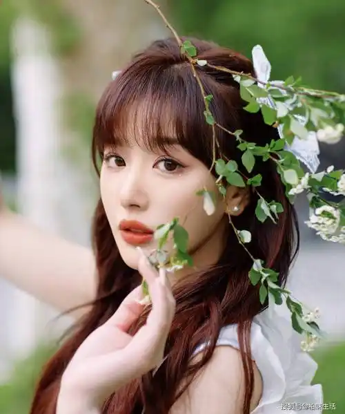 孔雪儿穿白色纱裙青春靓丽美丽动人