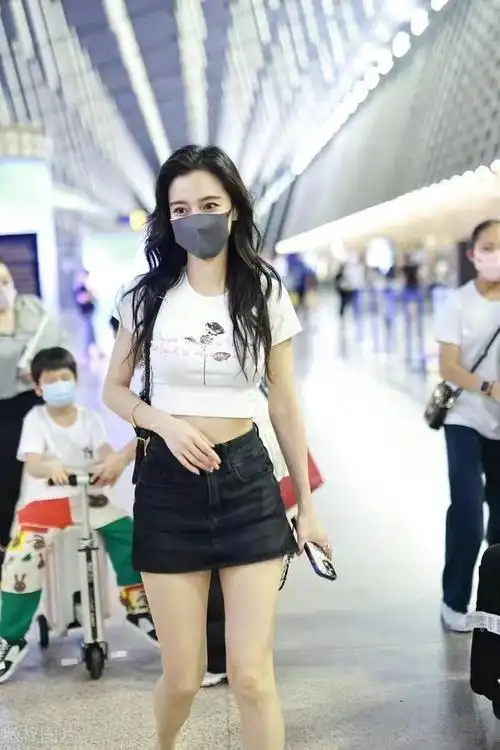 杨颖国外穿比基尼惊艳!肤白腰细不似孩子妈,小海绵正脸被曝像爸