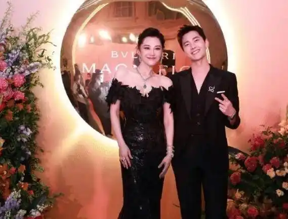 原创原创52岁许晴时尚不减与杨洋同框梦回花少2网友没必要