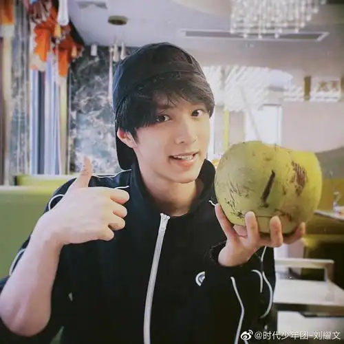 虽然刘耀文还是16岁的高一学生,但是外表很成熟,刘耀文的身高在团内很