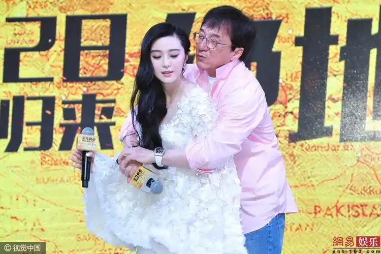 成龙陷入美人阵 被范冰冰花式防狼招架不住