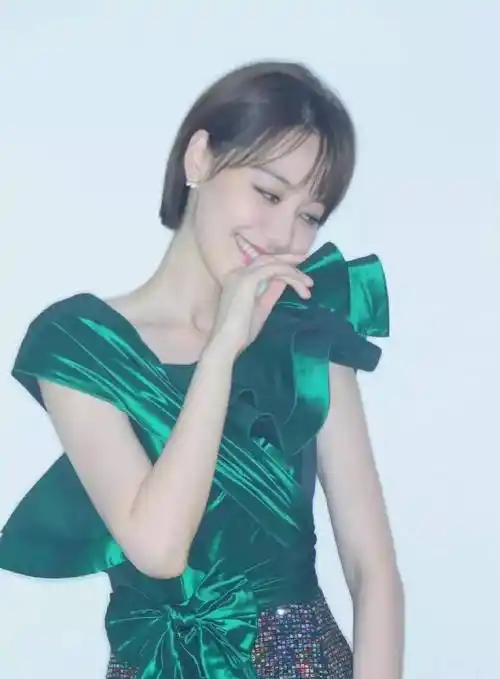 美女主持人王冠两次从电视消失与曹可凡传绯闻39岁仍单身