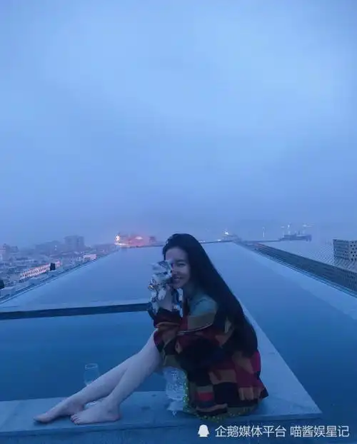 刘亦菲《梦华录》花絮照,蹲地上吃零食接地气,和陈晓合影的方式太特别