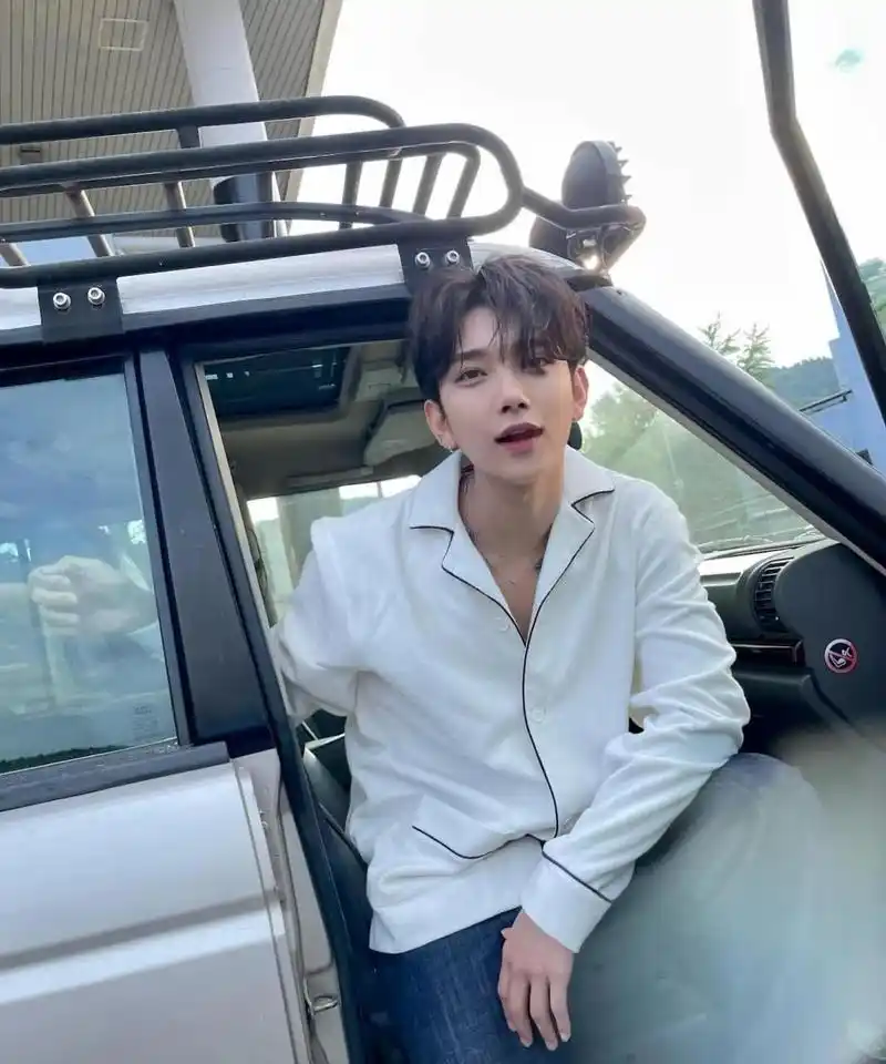 gif创作人# 灰紫色的四六微分发型,也是小鲜肉的标配发型,加上少许