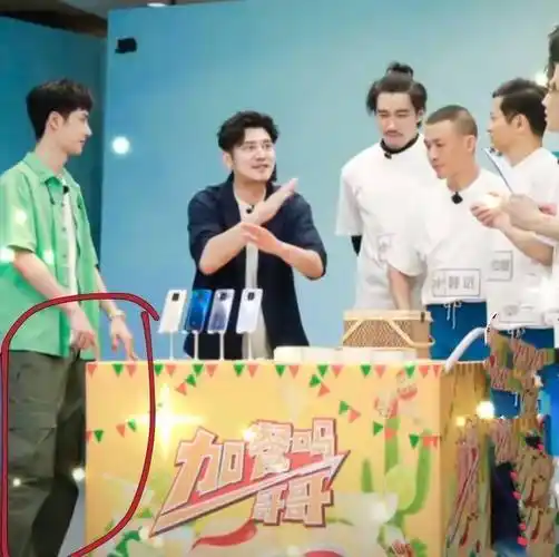 王一博最新《天天》穿肖战同款,出镜率太高不避嫌_裤子_时候_网友