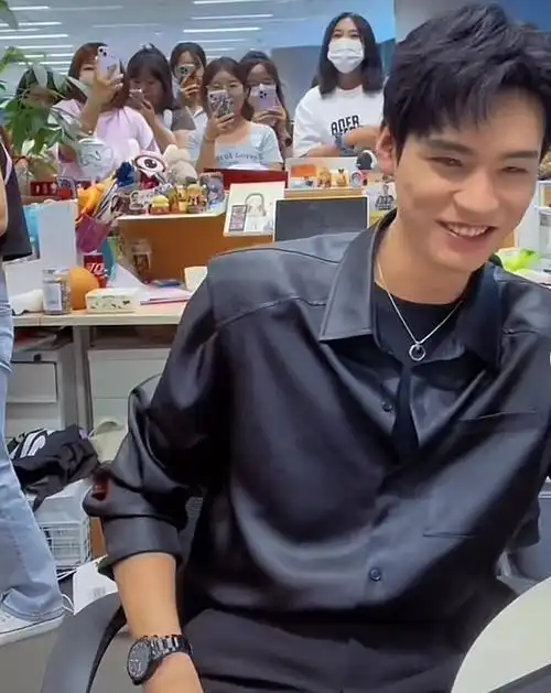 龚俊扫楼唱乌梅子酱人间百灵鸟一开口是谁又笑不活了