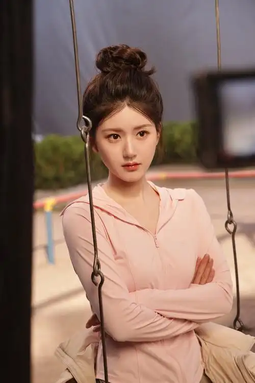 赵露思穿粉色运动服少女感满满 可爱灵动又娇憨