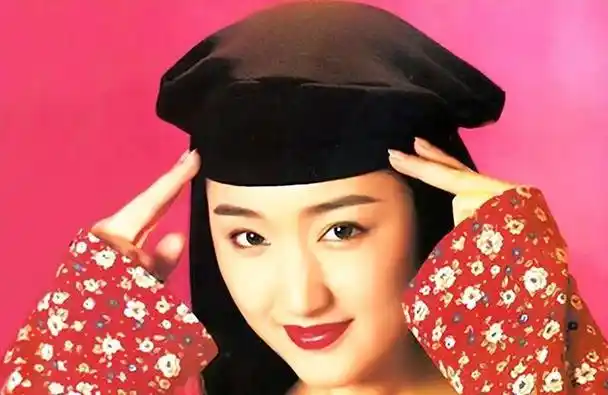 90年代的"甜歌皇后"杨钰莹,凭借其甜美嗓音和动听歌喉红遍全国.