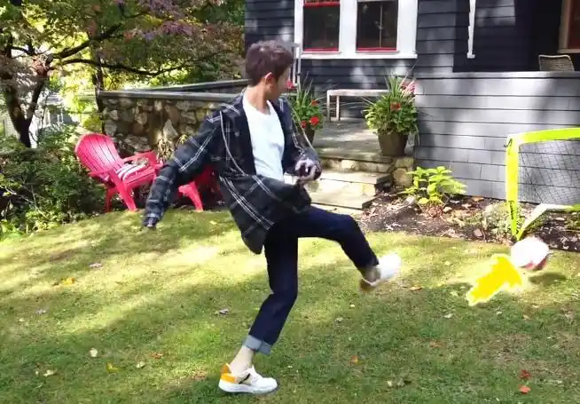 在王源踢球的时候,还被抓拍到一些很喜感的瞬间,王源的柔韧性还是不错