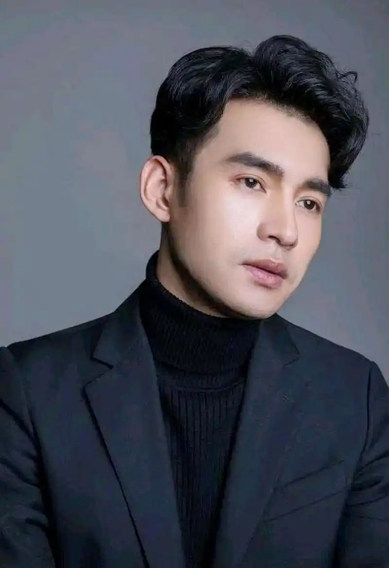 小品演员文松回忆起当年,"我去酒吧当服务员,一个月450元,很辛苦.