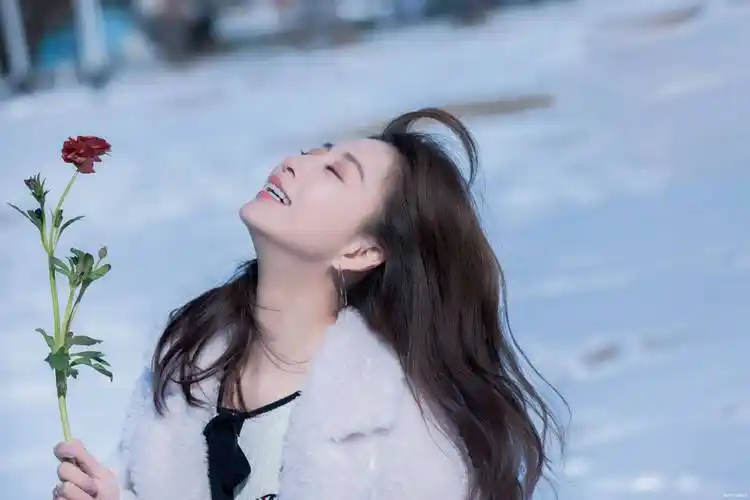 无论是在哪个角度下,殷桃都显得非常漂亮,整组照片氛围感十足.