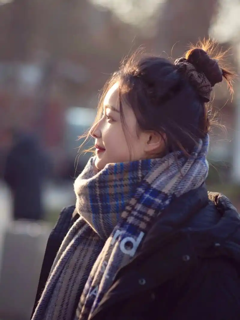 扎丸子头拍侧脸更好看?