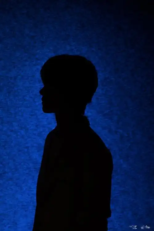 分享易烊千玺侧脸剪影照 精致的五官轮廓线看着超绝